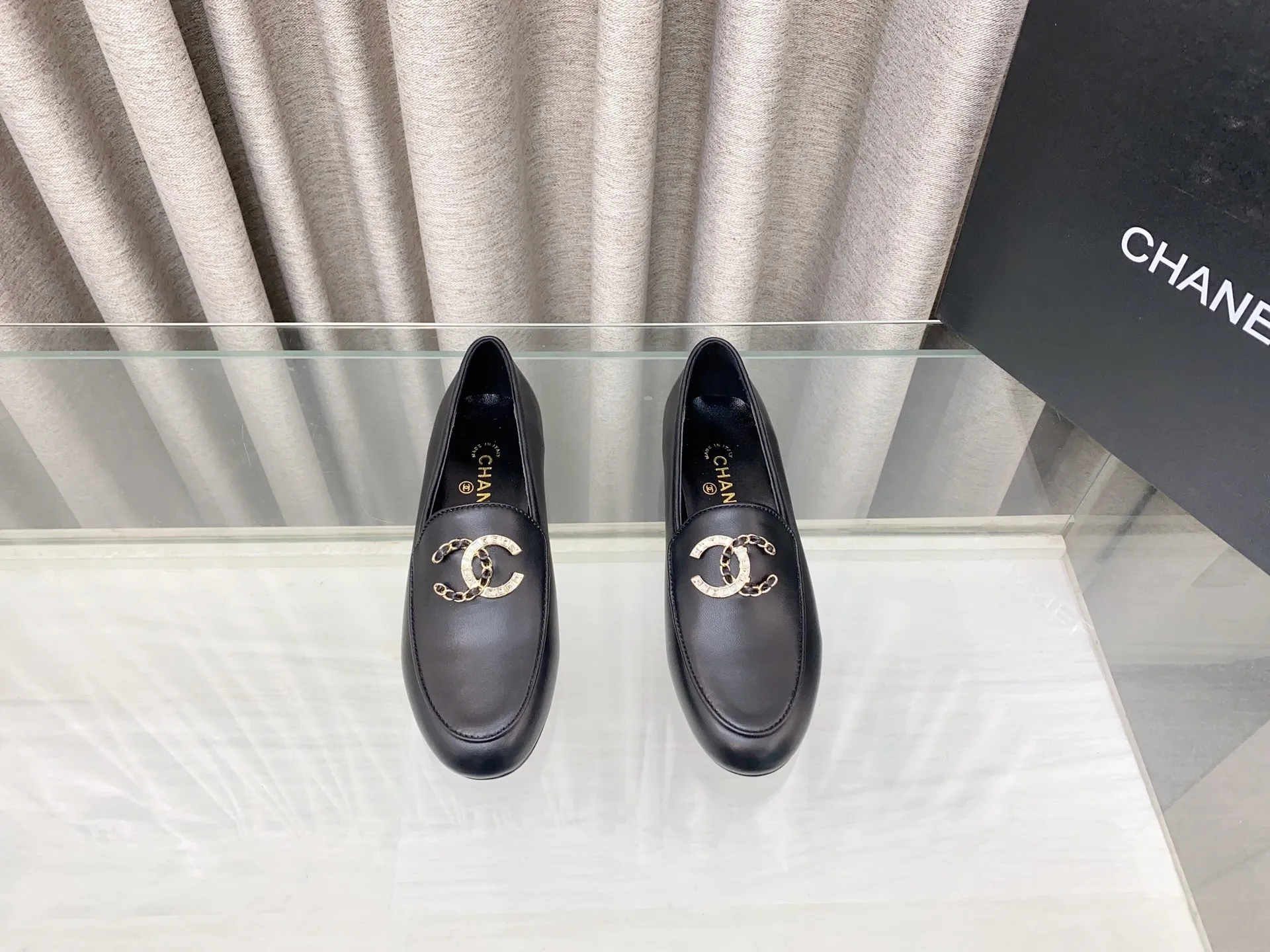 👟👟Ex-factory price 620👟👟 25Fw new spring and summer Chanel small perfume diamond double C half slippers/Loaf single shoes. Versatile style that you don’t get tired of. Super classic style. Casual with exquisiteness and stable temperament. This spring and summer is a beautiful bonus treasure! Upper: Lambskin Lining: Lambskin lining High heels: Flat soles: Italian genuine leather outsole Size: 35-39 (40 and 41 customizations are not returnable)